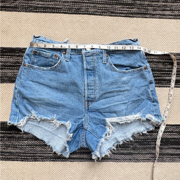 Levi’s 501 Women’s Denim Blue Cutoff Jeans Shorts Size‎ 30 - Picture 8 of 13